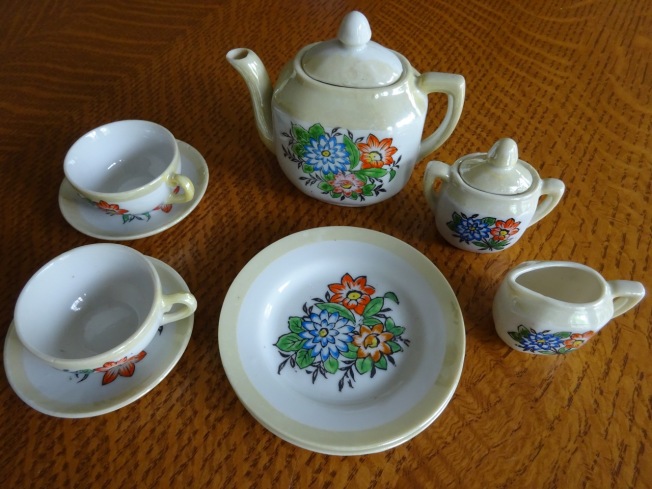 Doll dishes: tea set